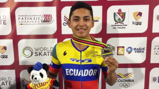 Nicolás García, con su medalla de oro del Mundial de Patinaje, en Ibagué, Colombia, el 7 de noviembre de 2021. 