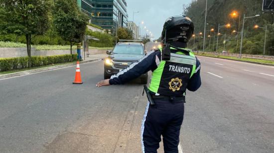 Un agente de la AMT durante un operativo de control, el 8 de noviembre de 2021, en el norte de Quito.