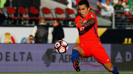 El jugador Edson Puch durante un partido de fútbol con la selección de Chile.