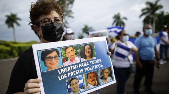 Decenas de nicaragüenses residentes en la capital protestan este domingo, en la cinta costera en Ciudad de Panamá, por las elecciones presidenciales en Nicaragua, y para exigir libertad para los presos políticos, elecciones libres y la renuncia del presidente Daniel Ortega, el 7 de noviembre de 2021.