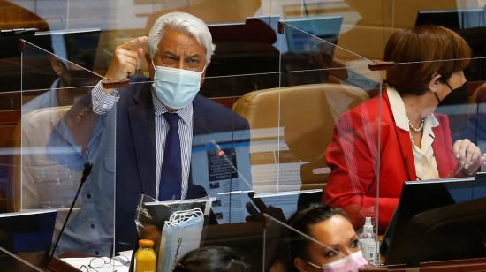 El opositor socialista Jaime Naranjo durante la lectura de la acusación en el juicio político contra el presidente Sebastián Piñera en la Cámara de Diputados en Valparaíso, Chile. Noviembre 8, 2021. 