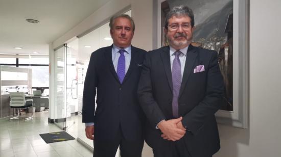 José Ignacio Morles, director principal de Frontera Capital Group; y Diego Burneo,  director de Negociaciones Internacionales de Siglocorp, en Quito, el 9 de noviembre de 2021. 