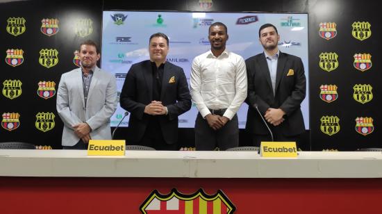 El exjugador, Frickson Erazo, junto a los principales dirigentes de Barcelona en la rueda de prensa de este martes 9 de noviembre de 2021.