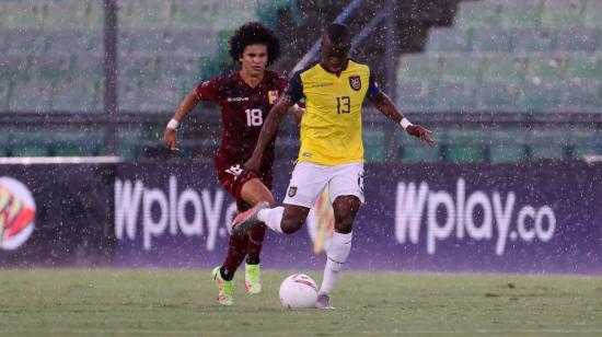 Enner Valencia disputa un balón con Eduard Bello de Venezuela en el partido por la Fecha 5 de las Eliminatorias al Mundial de Catar 2022.