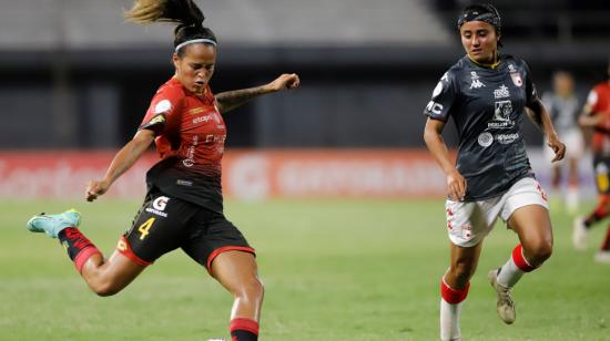 Justine Cuadra, de Deportivo Cuenca, remata al arco en el partido ante Santa Fe, por la Copa Libertadores femenina, el 3 de noviembre de 2021, en Asunción.