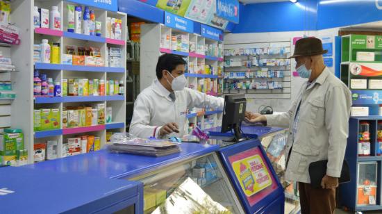 Un hombre compra medicamentos en una farmacia en Cuenca, el 19 de mayo de 2021. 