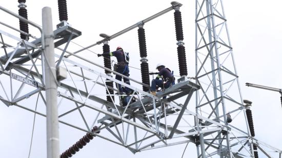 Tres trabajadores eléctricos durante sus actividades laborales en la Subestación Pimampiro, de Celec, el 23 de octubre de 2021.