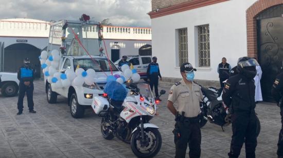 Policías custodian a la Virgen de El Quinche, el 6 de noviembre de 2021.