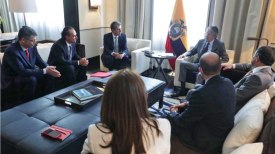 El presidente Guillermo Lasso y el ministro de Producción, Julio José Prado, en una reunión con empresarios mexicanos, el 25 de agosto de 2021. 