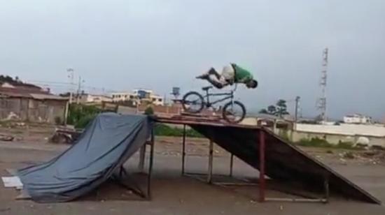 Práctica del deporte BMX extremo en Machala.