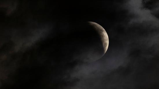 Las nubes rodean la luna llena más grande y brillante del año, durante un eclipse lunar total sobre los cielos de La Jolla, California, Estados Unidos, el 26 de mayo de 2021.