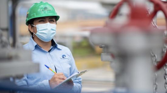 Una funcionaria de la petrolera estatal Petroecuador durante su jornada laboral en el Campo Sacha, en Orellana, el 3 de noviembre de 2021.