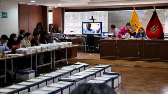 Audiencia preparatoria de juicio del caso "Sobornos", jornada del 12 de noviembre de 2019. Al fondo en una pantalla aparece el exsecretario Jurídico de la Presidencia, Alexis Mera. 