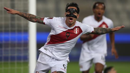 Gianluca Lapdula celebra un gol de Perú, en el partido ante Bolivia, este jueves 11 de noviembre de 2021, en el estadio Nacional de Lima, por las Eliminatorias al Mundial de Catar.