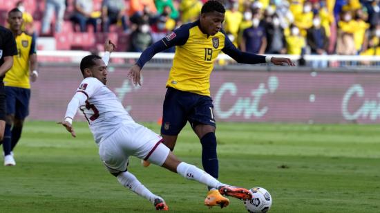 Gonzalo Plata domina la pelota, durante el partido ante Venezuela, en el estadio Rodrigo Paz Delgado, por las Eliminatorias a Catar, el jueves 11 de noviembre de 2021.