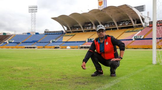 Dixon Guarnizo es el encargado de cuidar el césped del estadio Olímpico Atahualpa, desde 1996.