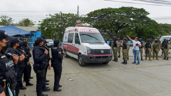 Policías y militares ven salir a una ambulancia de la Penitenciaría del Litoral, el 13 de noviembre de 2021.