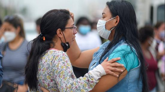 Familiares de presos se consuelan mientras esperan información sobre sus seres queridos, en las afueras de la penitenciaría de Guayaquil, el 13 de noviembre de 2021.