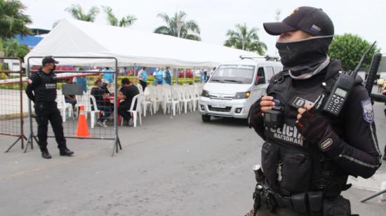 Familiares de los presos asesinados en la Penitenciaría del Litoral, llegan hasta el Laboratorio de Criminalística y Ciencias Forenses en Guayaquil, el 14 de noviembre de 2021. 