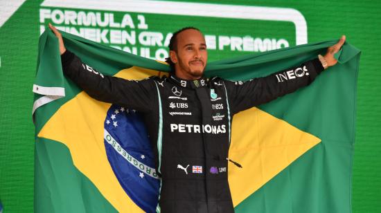 Hamilton sostiene la bandera de Brasil en el podio de Interlagos, el domingo 14 de noviembre de 2021. 