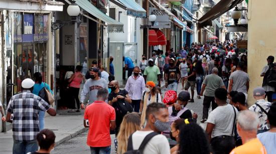 Transeúntes caminan por una céntrica calle en La Habana (Cuba), el 11 de noviembre de 2021.