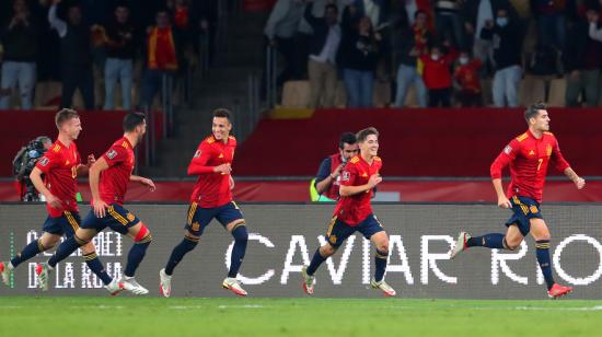 Los jugadores de España festejan un gol ante Suecia, en Sevilla, el 14 de noviembre de 2021. 