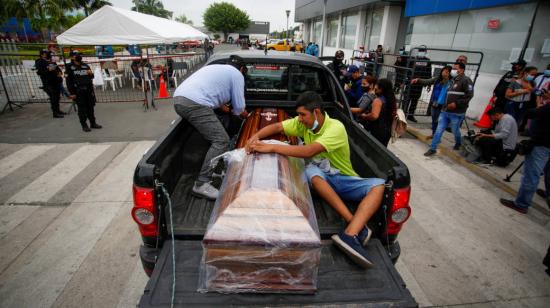 Familiares de presos  asesinados ingresan con féretros para retirar los cuerpos, en la morgue de Guayaquil, el domingo 14 de noviembre de 2021.