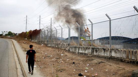 Vista de humo que sale del interior de la penitenciaría del Litoral. Guayaquil, 15 de noviembre de 2021