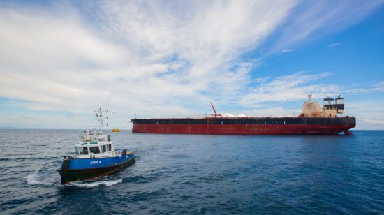 Imagen referencial de un buque cargado de petróleo ecuatoriano en las costas del océano Pacífico, en junio de 2021.