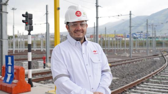 Efraín Bastidas, gerente del Metro de Quito, en las cocheras donde se guardan los trenes, el 16 de noviembre de 2021.