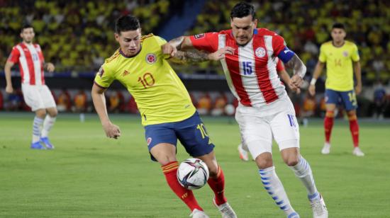 James Rodríguez, de Colombia, ante Gustavo Gómez, de Paraguay, en el partido en Barranquilla, el 16 de noviembre de 2021.