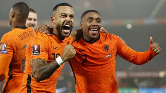 Memphis Depay y Steven Bergwijn, durante el partido de Países Bajos ante Noruega, en Róterdam, el 16 de noviembre de 2021. 