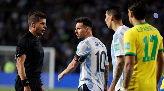 Lionel Messi (c) de Argentina en partido de las Eliminatorias sudamericanas para el Mundial de Catar 2022 entre Argentina y Brasil, en el estadio San Juan del Bicentenario, en San Juan, el martes 16 de noviembre de 2021. 