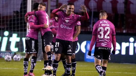 Los jugadores de Independiente del Valle celebran un triunfo en el estadio Rodrigo Paz Delgado, el 23 de octubre de 2021.