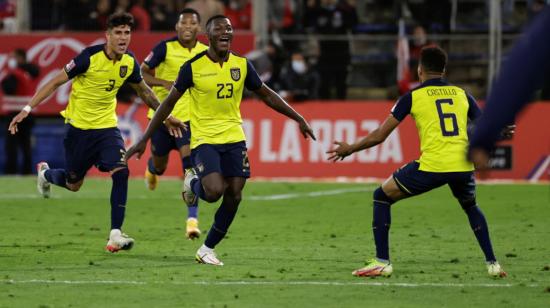 Moisés Caicedo, celebrando su gol en el partido de Ecuador ante Chile, en Santiago, el 16 de noviembre de 2021. 