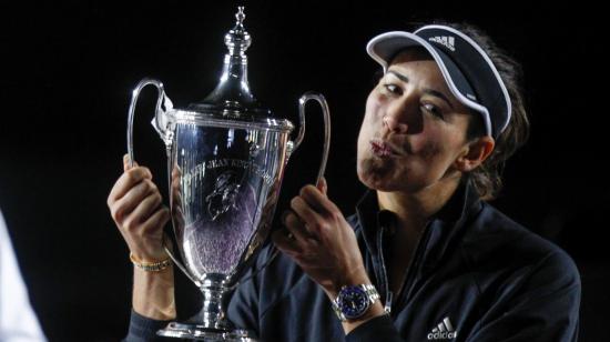 Garbiñe Muguruza, con su trofeo de campeona del Masters de la WTA, en Guadalajara, México, el 17 de noviembre de 2021. 