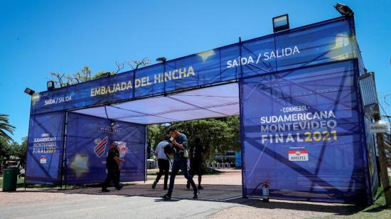 Personas en la Embajada del Hincha  en Montevideo, el jueves 18 de noviembre de 2021.