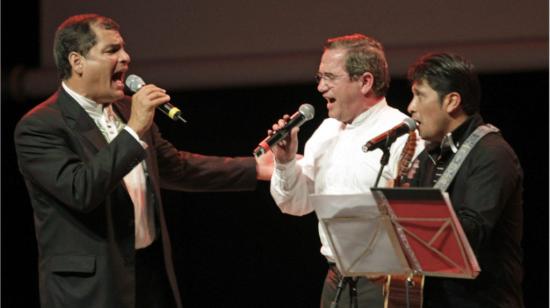 El expresidente Rafael Correa y el excanciller Ricardo Patiño, en 2014, en Cataluña, España.