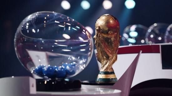 La Copa Mundial de la FIFA, durante el primer sorteo de clasificación, el 7 de diciembre de 2020, en Zúrich, Suiza. 