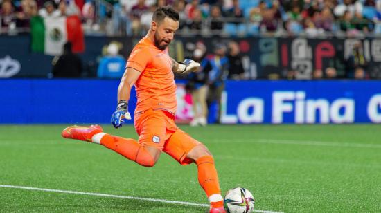 Hernán Galíndez patea el balón en el partido entre Ecuador y México, en Estados Unidos, el 27 de octubre de 2021.