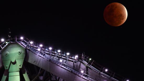 La Luna de Sangre vista desde Australia, la madrugada del 19 de noviembre de 2021.