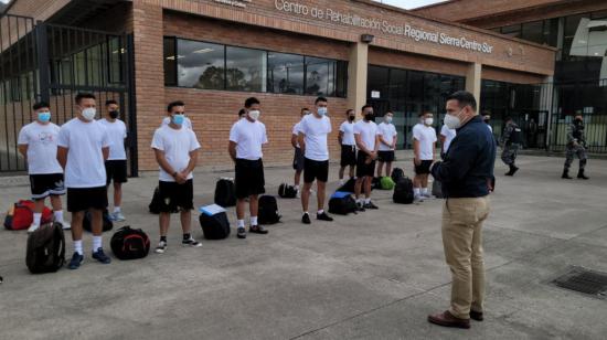 Aspirantes a agentes penitenciarios acudieron a la entrevista personal y las pruebas físicas, en Cuenca, el 30 de julio de 2021.