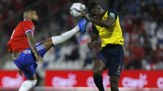 Arturo Vidal levanta la pierna contra Félix Torres, en un partido disputado en San Carlos de Apoquindo, el 16 de noviembre de 2021.