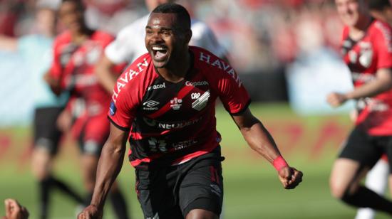 Nikao festeja el gol que le da el título de la Copa Sudamericana al Athletico Paranaense, en la final ante Bragantino, jugada en el estadio Centenario de Montevideo, el sábado 20 de noviembre de 2021. 