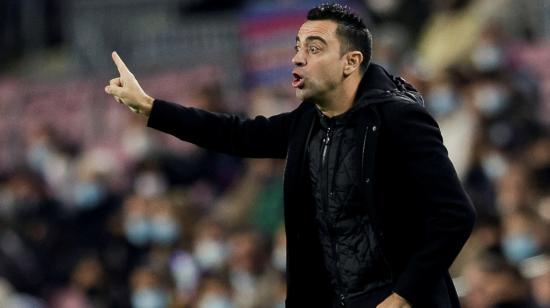 Xavi da instrucciones durante su debut como entrenador del FC Barcelona, ante el Espanyol, el sábado 20 de noviembre de 2021.