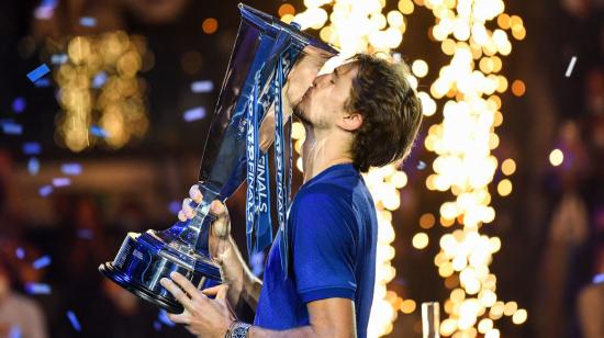 Alexander Zverev, con el trofeo de las Finales de la ATP, en Turín, Italia, el 21 de noviembre de 2021.