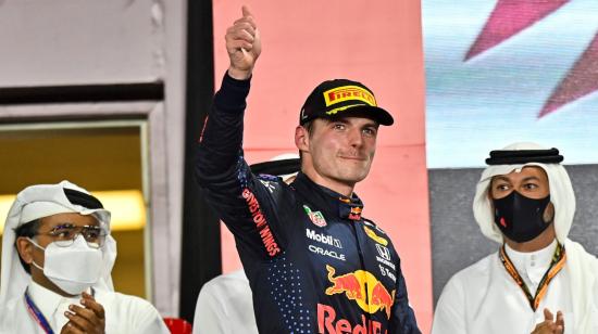 El piloto Max Verstappen (Red Bull) sube al podio tras conseguir el segundo lugar en el Gran Premio Catar, el 21 de noviembre de 2021.