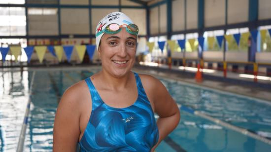 La nadadora de aguas abiertas, Sara Palacios, posa en la piscina de la Concentración Deportiva de Pichincha.