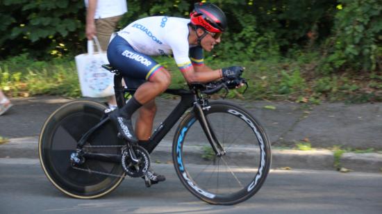 Harold Martín López con la camiseta se la selección ecuatoriana durante el prólogo del Tour de l'Avenir, el 13 de agosto de 2021.