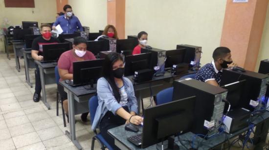Estudiantes universitarios reciben una capacitación de Senescyt, el 17 de septiembre de 2020 en Quito.